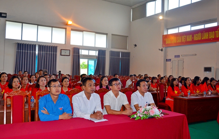 Phường Tùng Thiện tổ chức cho cán bộ, đảng viên và Nhân dân theo dõi trực tiếp Lễ diễu binh, diễu hành A80 qua màn hình Led- Ảnh 2.