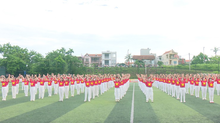 Phụ nữ xã Dương Hoà đồng diễn dân vũ chào mừng 80 năm Quốc khánh - Ảnh 3.
