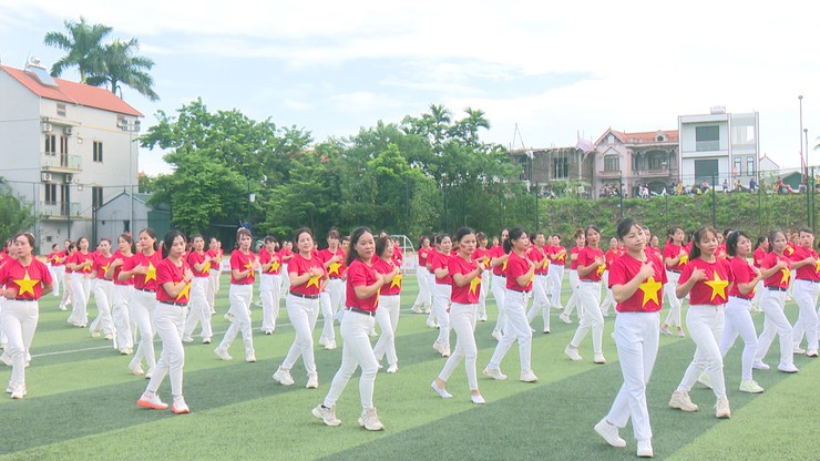 Phụ nữ xã Dương Hoà đồng diễn dân vũ chào mừng 80 năm Quốc khánh - Ảnh 5.