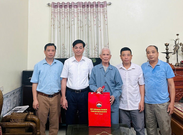 Đảng ủy, HĐND, UBND, Ủy ban MTTQ Việt Nam xã Bất Bạt đã tổ chức đoàn đi thăm, tặng quà mẹ Việt Nam anh hùng, người hoạt cách mạng, hoạt động kháng chiến bị địch bắt tù đày trên địa bàn xã.- Ảnh 7.