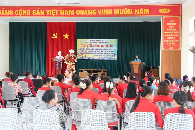 Hoạt động dân vũ sôi nổi của Hội LHPN xã Bất Bạt chào mừng 80 năm Cách mạng Tháng Tám và Quốc khánh 2/9- Ảnh 2.