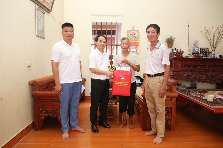 Đảng ủy, HĐND, UBND, Ủy ban MTTQ Việt Nam xã Bất Bạt đã tổ chức đoàn đi thăm, tặng quà mẹ Việt Nam anh hùng, người hoạt cách mạng, hoạt động kháng chiến bị địch bắt tù đày trên địa bàn xã.- Ảnh 3.