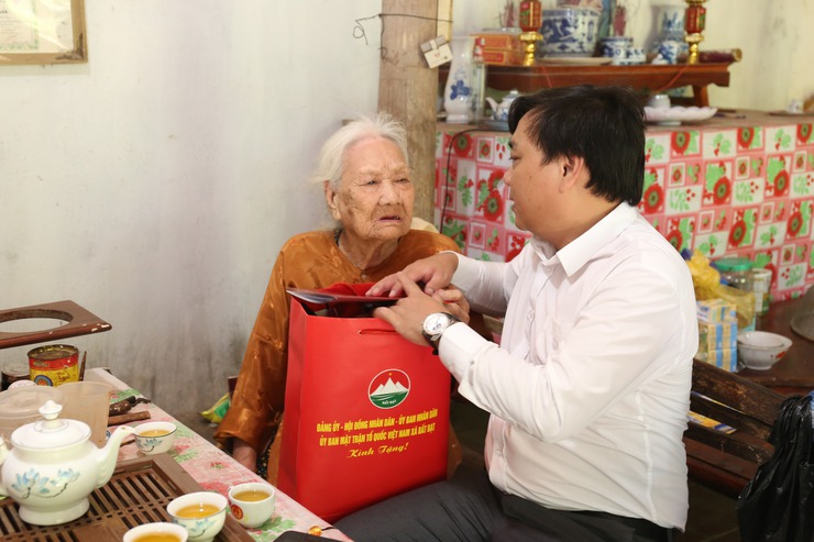 Đảng ủy, HĐND, UBND, Ủy ban MTTQ Việt Nam xã Bất Bạt đã tổ chức đoàn đi thăm, tặng quà mẹ Việt Nam anh hùng, người hoạt cách mạng, hoạt động kháng chiến bị địch bắt tù đày trên địa bàn xã.- Ảnh 10.