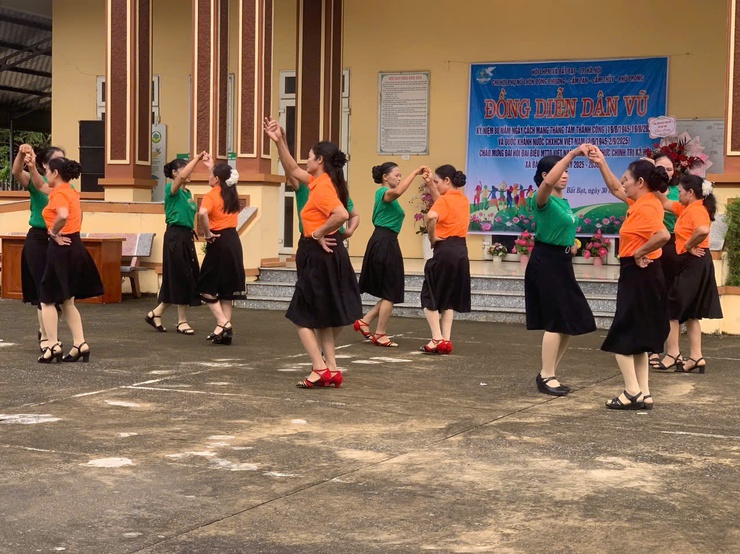 Hoạt động dân vũ sôi nổi của Hội LHPN xã Bất Bạt chào mừng 80 năm Cách mạng Tháng Tám và Quốc khánh 2/9- Ảnh 11.