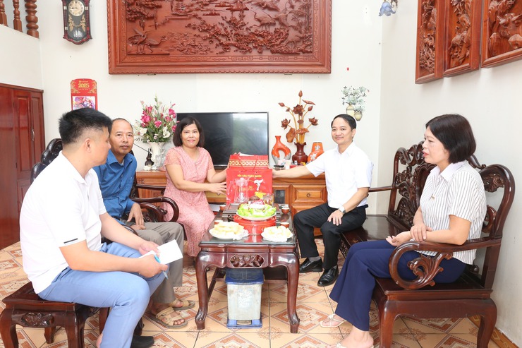 Đảng ủy, HĐND, UBND, Ủy ban MTTQ Việt Nam xã Bất Bạt đã tổ chức đoàn đi thăm, tặng quà mẹ Việt Nam anh hùng, người hoạt cách mạng, hoạt động kháng chiến bị địch bắt tù đày trên địa bàn xã.- Ảnh 4.