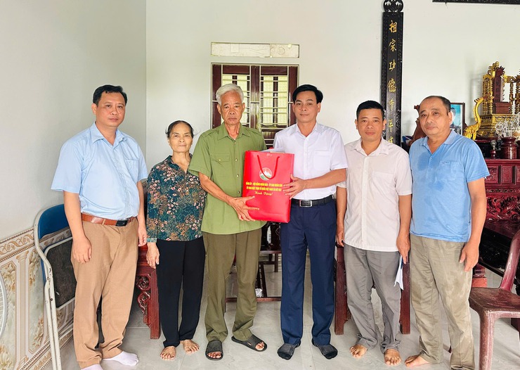Đảng ủy, HĐND, UBND, Ủy ban MTTQ Việt Nam xã Bất Bạt đã tổ chức đoàn đi thăm, tặng quà mẹ Việt Nam anh hùng, người hoạt cách mạng, hoạt động kháng chiến bị địch bắt tù đày trên địa bàn xã.- Ảnh 5.