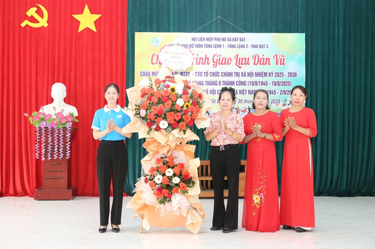 Hoạt động dân vũ sôi nổi của Hội LHPN xã Bất Bạt chào mừng 80 năm Cách mạng Tháng Tám và Quốc khánh 2/9- Ảnh 1.