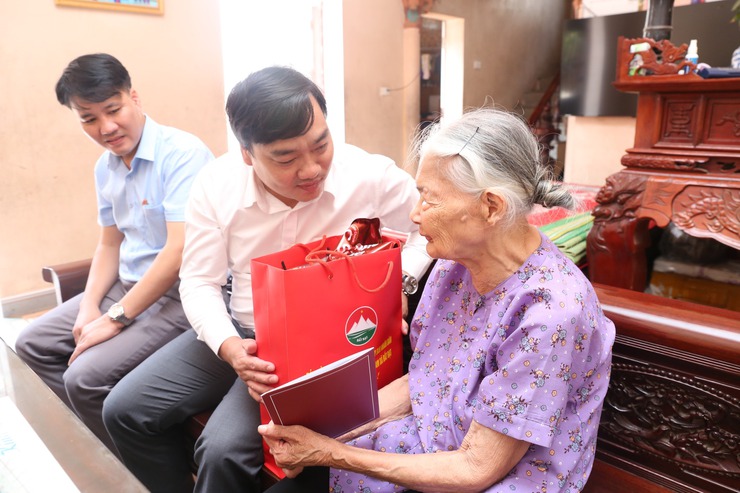Đảng ủy, HĐND, UBND, Ủy ban MTTQ Việt Nam xã Bất Bạt đã tổ chức đoàn đi thăm, tặng quà mẹ Việt Nam anh hùng, người hoạt cách mạng, hoạt động kháng chiến bị địch bắt tù đày trên địa bàn xã.- Ảnh 9.
