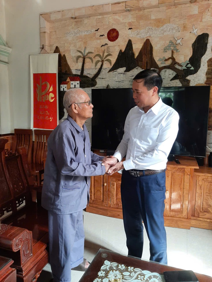 Đảng ủy, HĐND, UBND, Ủy ban MTTQ Việt Nam xã Bất Bạt đã tổ chức đoàn đi thăm, tặng quà mẹ Việt Nam anh hùng, người hoạt cách mạng, hoạt động kháng chiến bị địch bắt tù đày trên địa bàn xã.- Ảnh 11.