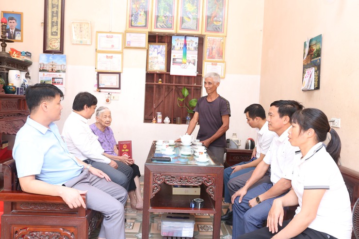 Đảng ủy, HĐND, UBND, Ủy ban MTTQ Việt Nam xã Bất Bạt đã tổ chức đoàn đi thăm, tặng quà mẹ Việt Nam anh hùng, người hoạt cách mạng, hoạt động kháng chiến bị địch bắt tù đày trên địa bàn xã.- Ảnh 8.