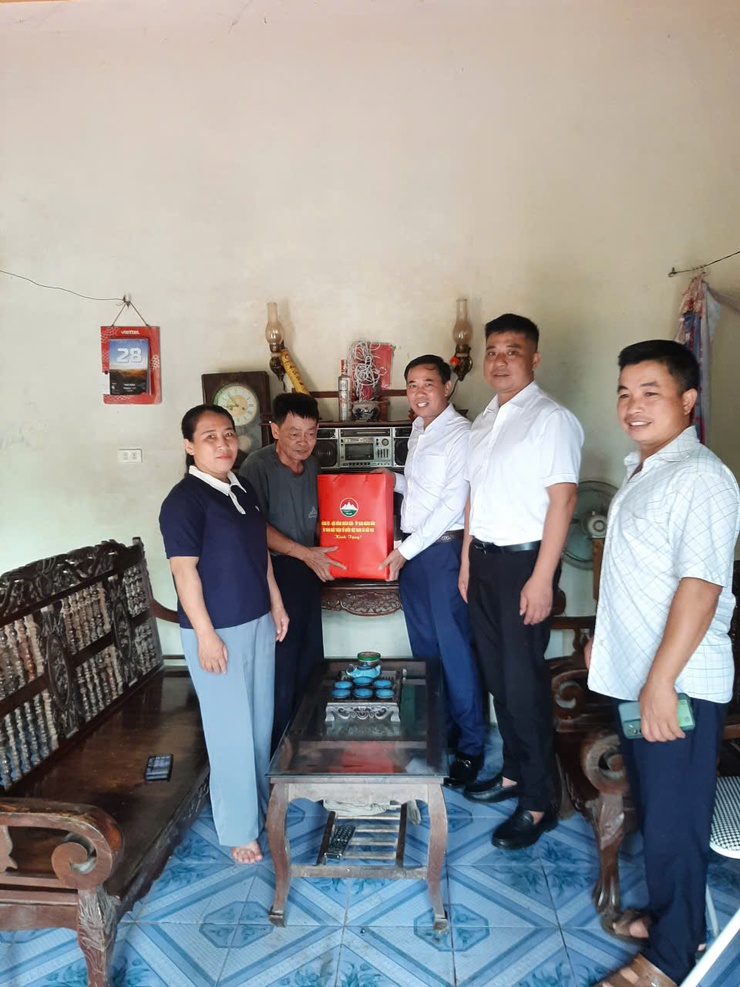 Đảng ủy, HĐND, UBND, Ủy ban MTTQ Việt Nam xã Bất Bạt đã tổ chức đoàn đi thăm, tặng quà mẹ Việt Nam anh hùng, người hoạt cách mạng, hoạt động kháng chiến bị địch bắt tù đày trên địa bàn xã.- Ảnh 13.