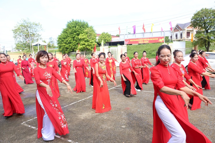 Hoạt động dân vũ sôi nổi của Hội LHPN xã Bất Bạt chào mừng 80 năm Cách mạng Tháng Tám và Quốc khánh 2/9- Ảnh 4.