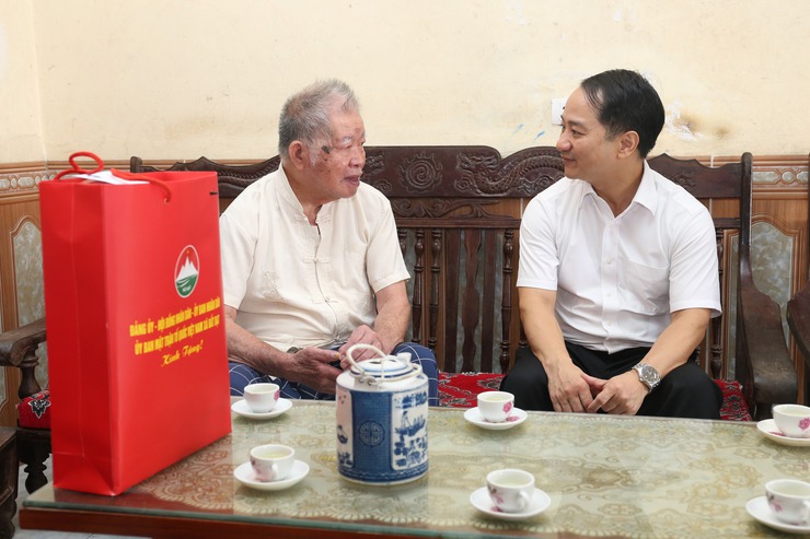 Đảng ủy, HĐND, UBND, Ủy ban MTTQ Việt Nam xã Bất Bạt đã tổ chức đoàn đi thăm, tặng quà mẹ Việt Nam anh hùng, người hoạt cách mạng, hoạt động kháng chiến bị địch bắt tù đày trên địa bàn xã.- Ảnh 1.