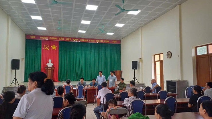 Xã Ba Vì trao quà đến tận tay nhân dân dịp kỷ niệm 80 năm Cách mạng Tháng 8 và Quốc Khánh 02/9- Ảnh 4.