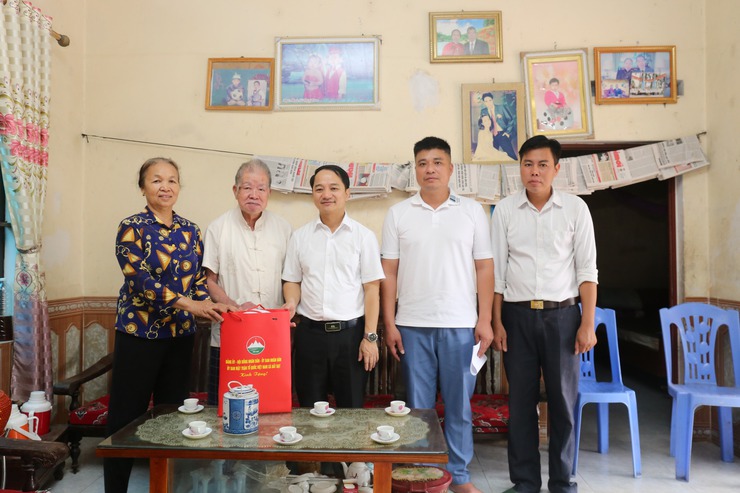 Đảng ủy, HĐND, UBND, Ủy ban MTTQ Việt Nam xã Bất Bạt đã tổ chức đoàn đi thăm, tặng quà mẹ Việt Nam anh hùng, người hoạt cách mạng, hoạt động kháng chiến bị địch bắt tù đày trên địa bàn xã.- Ảnh 2.