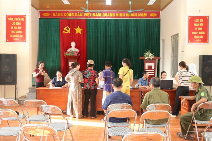 UBND xã Bất Bạt đảm bảo chi trả quà tặng Nhân dân nhanh gọn - minh bạch - tạo điều kiện thuận lợi tối đa cho người dân- Ảnh 6.