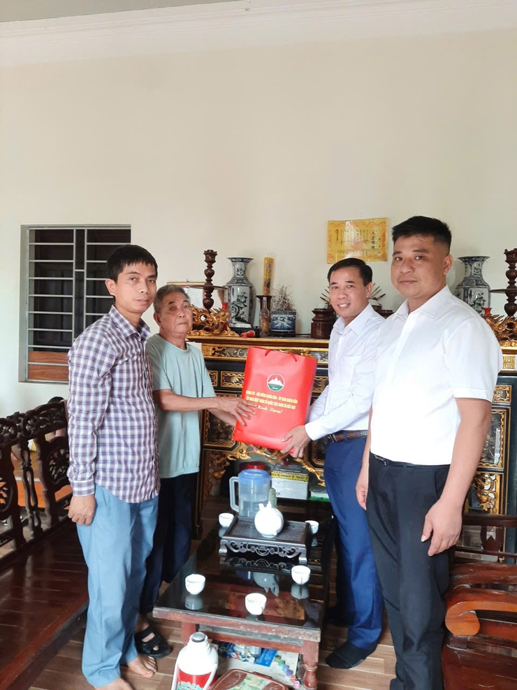 Đảng ủy, HĐND, UBND, Ủy ban MTTQ Việt Nam xã Bất Bạt đã tổ chức đoàn đi thăm, tặng quà mẹ Việt Nam anh hùng, người hoạt cách mạng, hoạt động kháng chiến bị địch bắt tù đày trên địa bàn xã.- Ảnh 12.