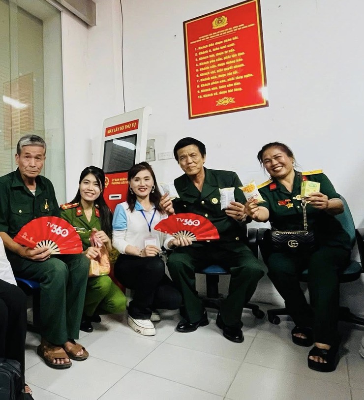 Phường Ngọc Hà bố trí khu vực ưu tiên cho người có công, cựu chiến binh, người cao tuổi xem diễu binh A80- Ảnh 4.