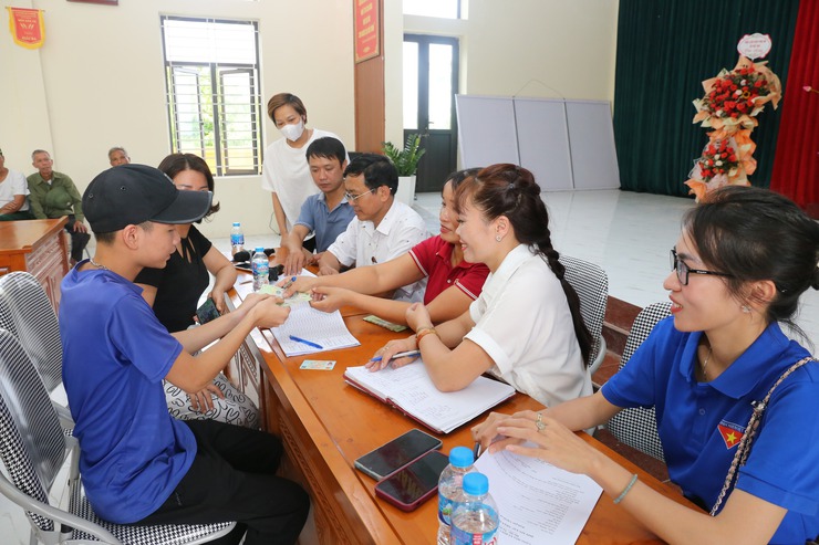 UBND xã Bất Bạt đảm bảo chi trả quà tặng Nhân dân nhanh gọn - minh bạch - tạo điều kiện thuận lợi tối đa cho người dân- Ảnh 5.