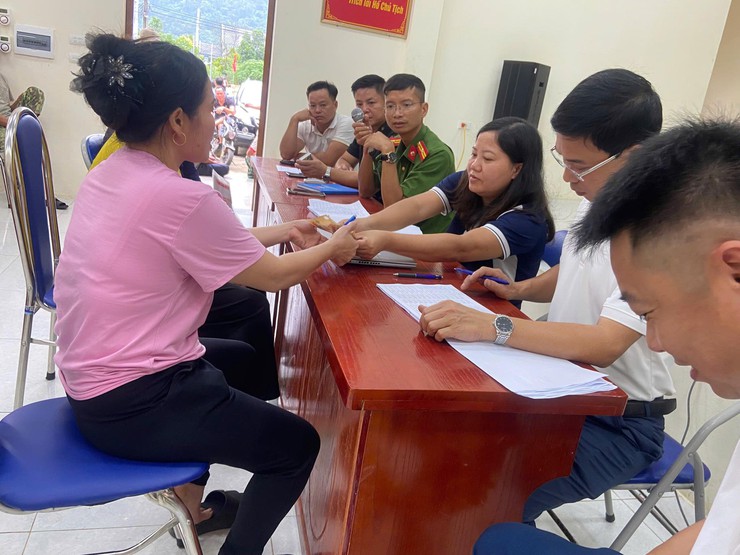 Xã Ba Vì trao quà đến tận tay nhân dân dịp kỷ niệm 80 năm Cách mạng Tháng 8 và Quốc Khánh 02/9- Ảnh 6.