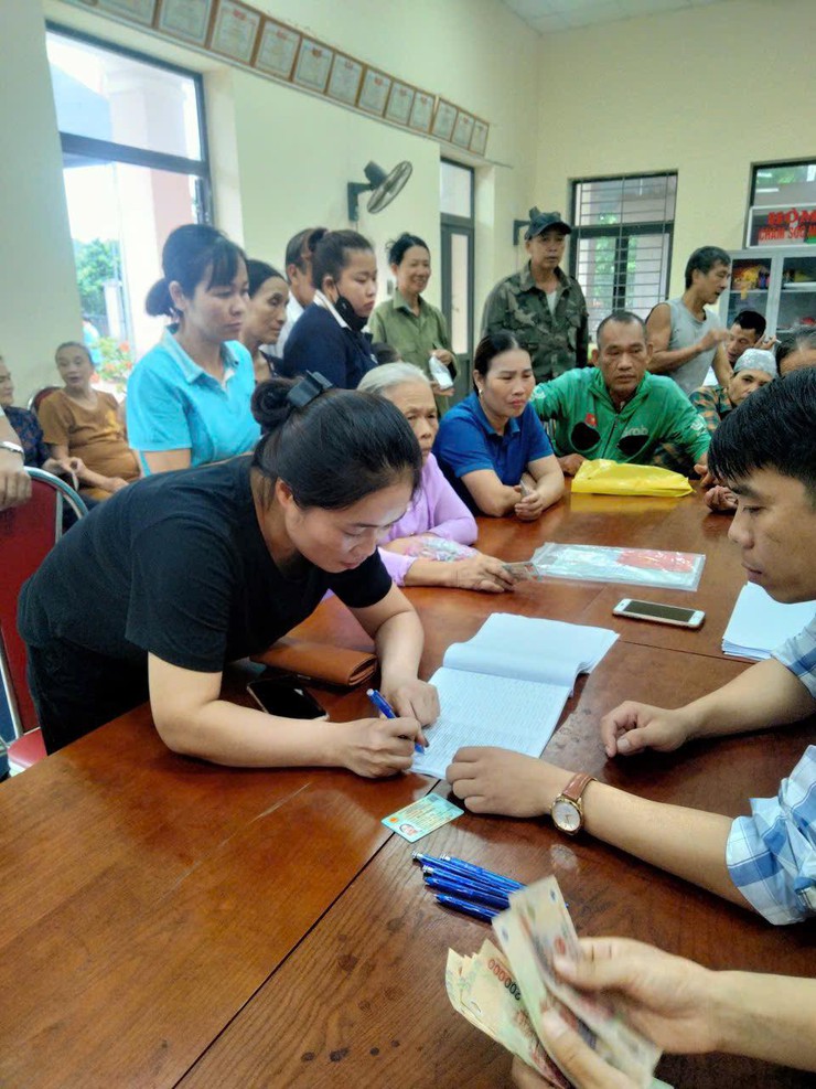 Xã Ba Vì trao quà đến tận tay nhân dân dịp kỷ niệm 80 năm Cách mạng Tháng 8 và Quốc Khánh 02/9- Ảnh 2.