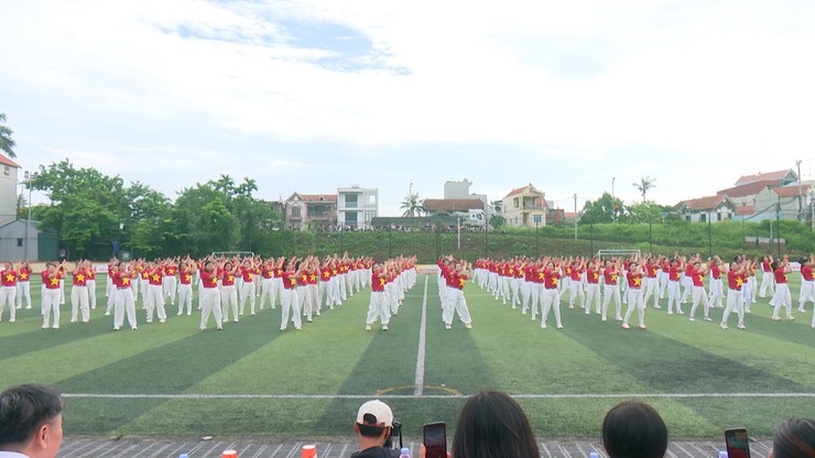 Phụ nữ xã Dương Hoà đồng diễn dân vũ chào mừng 80 năm Quốc khánh - Ảnh 6.