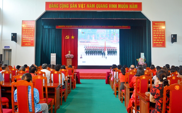 Phường Tùng Thiện tổ chức cho cán bộ, đảng viên và Nhân dân theo dõi trực tiếp Lễ diễu binh, diễu hành A80 qua màn hình Led- Ảnh 3.