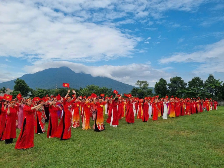 Cán bộ hội viên phụ nữ xã Yên Bài đồng diễn dân vũ chào mừng 80 năm cách mạng tháng Tám thành công và Quốc khánh 02/09. - Ảnh 1.