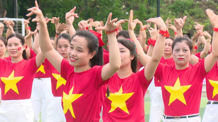 Phụ nữ xã Dương Hoà đồng diễn dân vũ chào mừng 80 năm Quốc khánh - Ảnh 8.