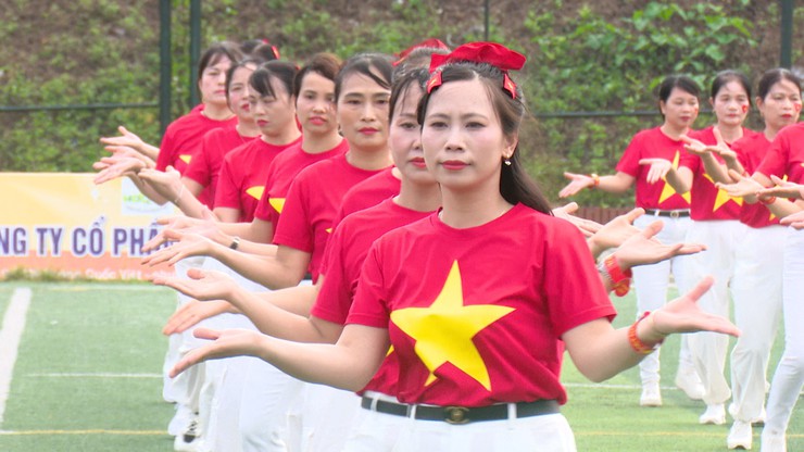 Phụ nữ xã Dương Hoà đồng diễn dân vũ chào mừng 80 năm Quốc khánh - Ảnh 9.