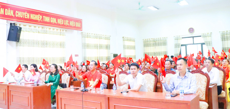 Nhân dân phường Tây Tựu phấn khởi, tự hào theo dõi truyền hình trực tiếp lễ kỷ niệm, diễu binh, diễu hành kỷ niệm 80 năm Quốc khánh 2/9- Ảnh 3.