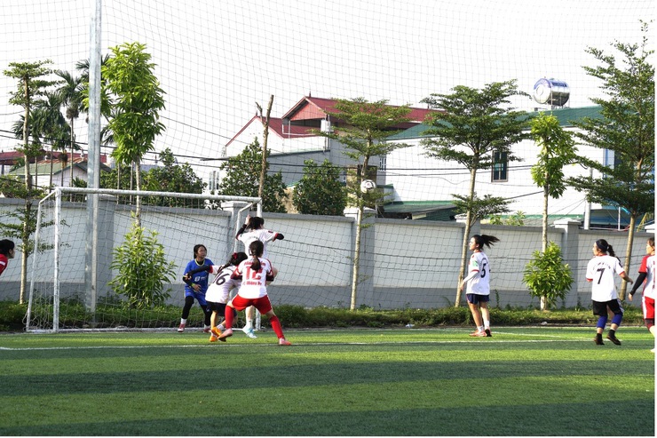 Sôi nổi trận giao hữu bóng đá nữ giữa CLB Ứng Thiên và CLB Trường THPT Trần Đăng Ninh
- Ảnh 4.