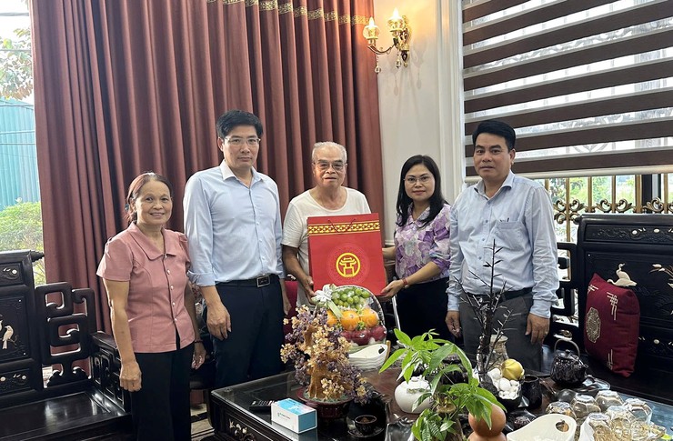 Thăm, tặng quà người hoạt động cách mạng bị địch bắt tù đày nhân kỷ niệm 80 năm Quốc khánh - Ảnh 1.