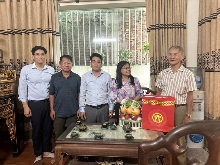 Thăm, tặng quà người hoạt động cách mạng bị địch bắt tù đày nhân kỷ niệm 80 năm Quốc khánh - Ảnh 2.