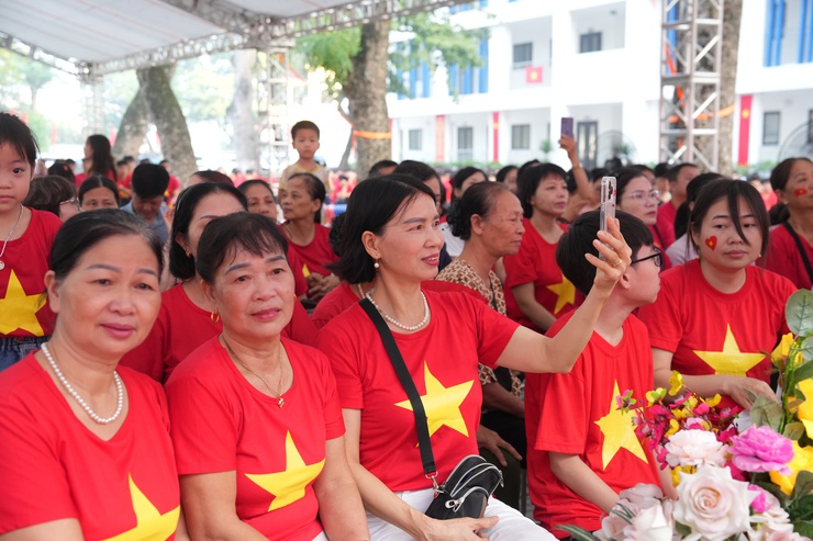 UBND xã Gia Lâm tổ chức trình chiếu trực tiếp Lễ diễu binh kỷ niệm Cách mạng Tháng Tám và Quốc khánh 2/9- Ảnh 2.