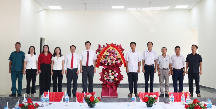 Quảng Bị: Gắn biển công trình Nhà văn hóa thôn Ứng Hòa chào mừng kỷ niệm 80 năm Cách mạng Tháng Tám và Quốc khánh 2/9- Ảnh 2.
