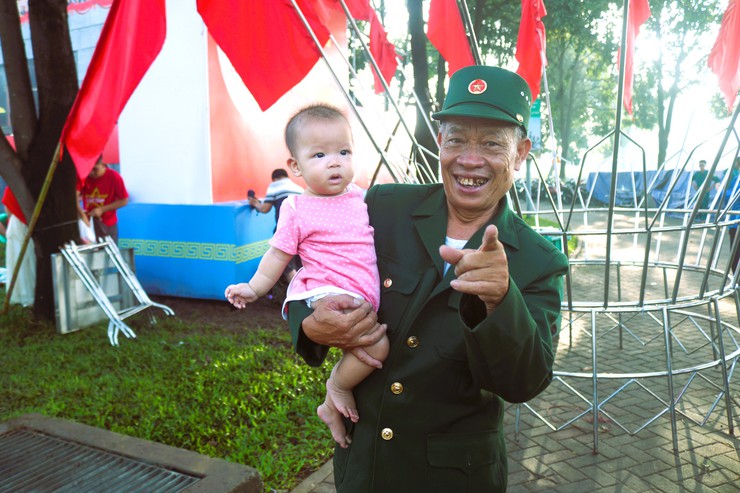 Hơn 5000 người dân nô nức theo dõi trực tiếp lễ diễu binh, diễu hành kỷ niệm 80 năm Cách mạng tháng Tám thành công và Quốc khánh 2/9 tại công viên Yên Sở- Ảnh 8.