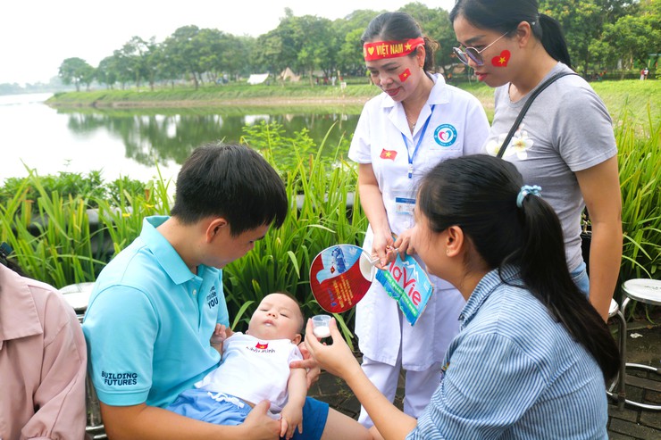 Hơn 5000 người dân nô nức theo dõi trực tiếp lễ diễu binh, diễu hành kỷ niệm 80 năm Cách mạng tháng Tám thành công và Quốc khánh 2/9 tại công viên Yên Sở- Ảnh 11.