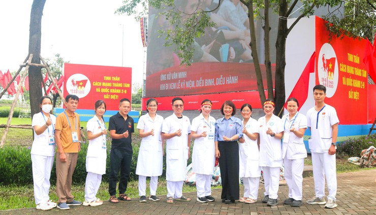 Hơn 5000 người dân nô nức theo dõi trực tiếp lễ diễu binh, diễu hành kỷ niệm 80 năm Cách mạng tháng Tám thành công và Quốc khánh 2/9 tại công viên Yên Sở- Ảnh 13.