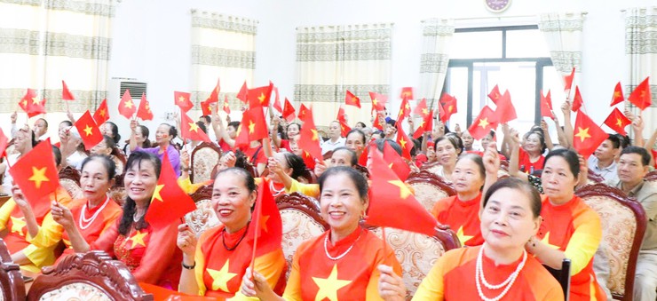 Nhân dân phường Tây Tựu phấn khởi, tự hào theo dõi truyền hình trực tiếp lễ kỷ niệm, diễu binh, diễu hành kỷ niệm 80 năm Quốc khánh 2/9- Ảnh 2.