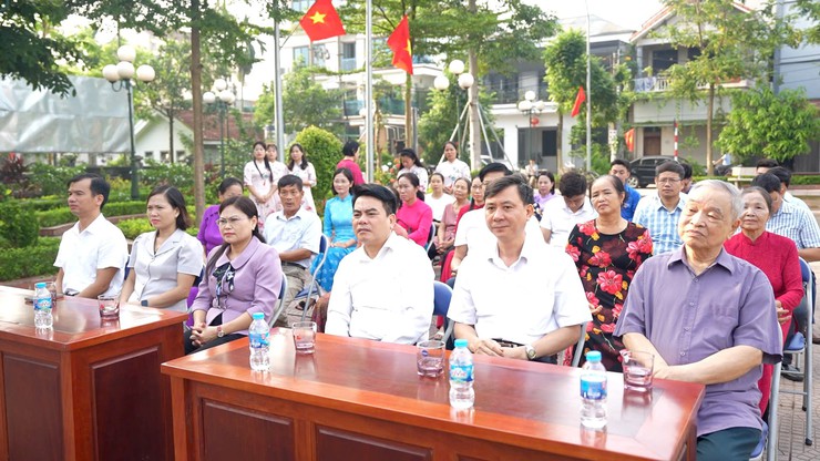Xã Dương Hoà khánh thành công trình “Tuyến đê bích hoạ, nở hoa” - Ảnh 1.
