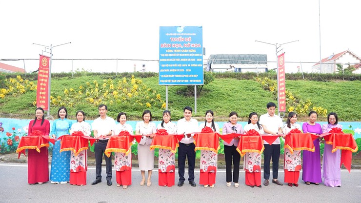 Xã Dương Hoà khánh thành công trình “Tuyến đê bích hoạ, nở hoa” - Ảnh 4.