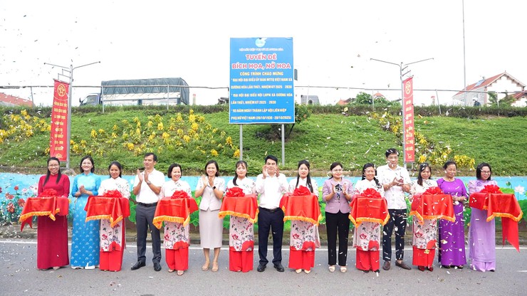 Xã Dương Hoà khánh thành công trình “Tuyến đê bích hoạ, nở hoa” - Ảnh 5.