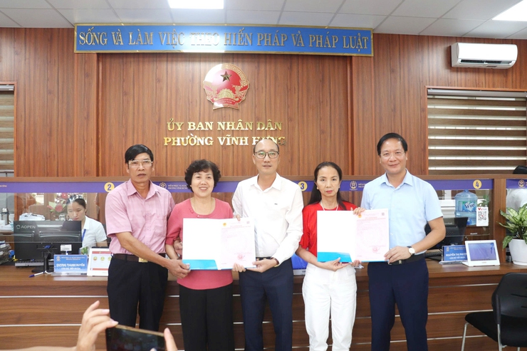 PHƯỜNG VĨNH HƯNG THÀNH PHỐ HÀ NỘI TRAO GIẤY CHỨNG NHẬN QUYỀN SỬ DỤNG ĐẤT "ĐẦU TIÊN" SAU KHI THỰC HIỆN MÔ HÌNH CHÍNH QUYỀN ĐỊA PHƯƠNG 2 CẤP- Ảnh 1.