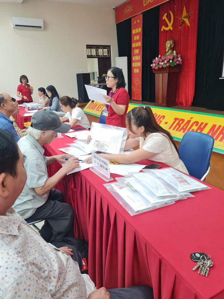 NHÂN DÂN PHƯỜNG LÁNG HÂN HOAN NHẬN 100.000đ QUÀ TẶNG CỦA NHÀ NƯỚC NHÂN KỶ NIỆM 80 NĂM CÁCH MẠNG THÁNG TÁM VÀ QUỐC KHÁNH NƯỚC CỘNG HOÀ XÃ HỘI CHỦ NGHĨA VIỆT NAM- Ảnh 4.