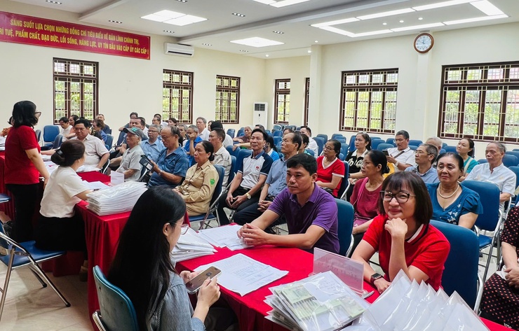 NHÂN DÂN PHƯỜNG LÁNG HÂN HOAN NHẬN 100.000đ QUÀ TẶNG CỦA NHÀ NƯỚC NHÂN KỶ NIỆM 80 NĂM CÁCH MẠNG THÁNG TÁM VÀ QUỐC KHÁNH NƯỚC CỘNG HOÀ XÃ HỘI CHỦ NGHĨA VIỆT NAM- Ảnh 3.