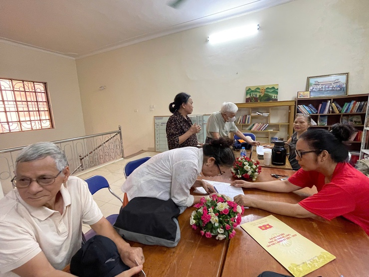 NHÂN DÂN PHƯỜNG LÁNG HÂN HOAN NHẬN 100.000đ QUÀ TẶNG CỦA NHÀ NƯỚC NHÂN KỶ NIỆM 80 NĂM CÁCH MẠNG THÁNG TÁM VÀ QUỐC KHÁNH NƯỚC CỘNG HOÀ XÃ HỘI CHỦ NGHĨA VIỆT NAM- Ảnh 5.