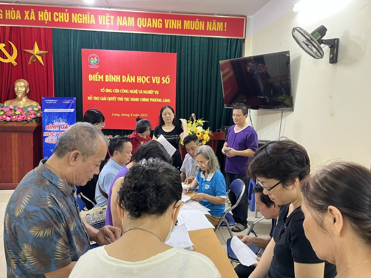 NHÂN DÂN PHƯỜNG LÁNG HÂN HOAN NHẬN 100.000đ QUÀ TẶNG CỦA NHÀ NƯỚC NHÂN KỶ NIỆM 80 NĂM CÁCH MẠNG THÁNG TÁM VÀ QUỐC KHÁNH NƯỚC CỘNG HOÀ XÃ HỘI CHỦ NGHĨA VIỆT NAM- Ảnh 7.
