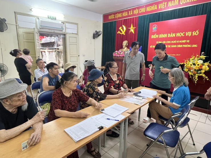 NHÂN DÂN PHƯỜNG LÁNG HÂN HOAN NHẬN 100.000đ QUÀ TẶNG CỦA NHÀ NƯỚC NHÂN KỶ NIỆM 80 NĂM CÁCH MẠNG THÁNG TÁM VÀ QUỐC KHÁNH NƯỚC CỘNG HOÀ XÃ HỘI CHỦ NGHĨA VIỆT NAM- Ảnh 8.