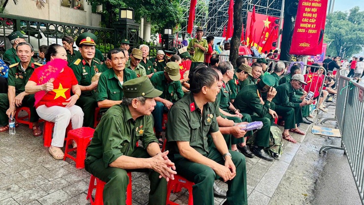 Phường Ngọc Hà bố trí khu vực ưu tiên cho người có công, cựu chiến binh, người cao tuổi xem diễu binh A80- Ảnh 1.